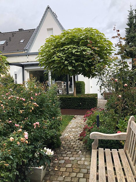 Belebter Garten mit formalen Strukturen Leonhardt und Büttner