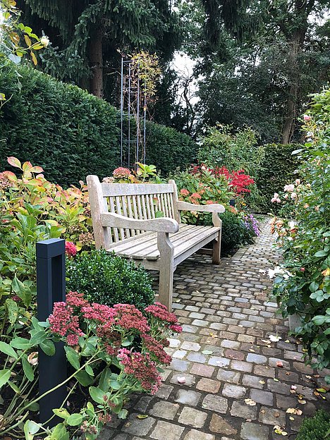 Belebter Garten mit formalen Strukturen Leonhardt und Büttner
